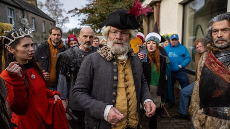 Peter Mullan sebagai Sir Douglas Weatherford dalam film