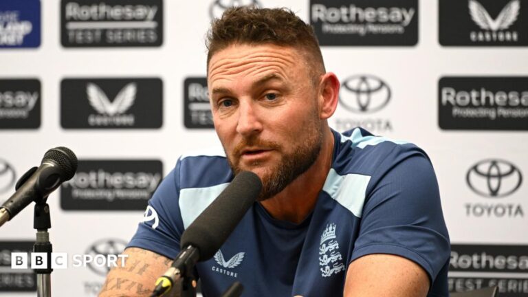 McCullum dan Stokes berdiskusi menjelang Test melawan Selandia Baru