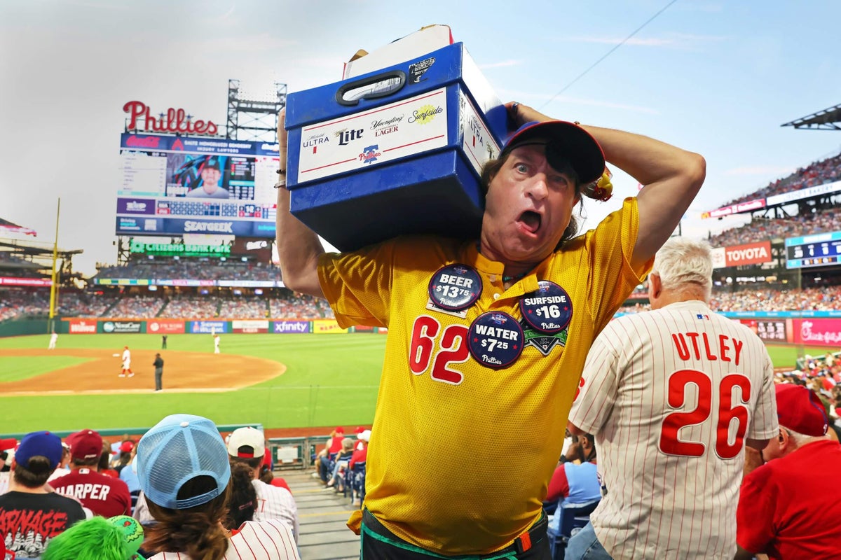 fans Phillies menyaksikan Piala Dunia dan sepak bola