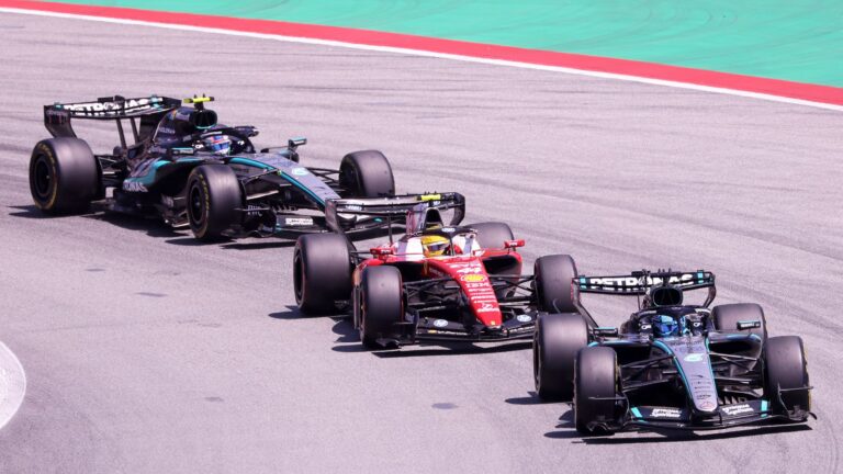 Pertarungan tim Mercedes di balapan Formula 1
