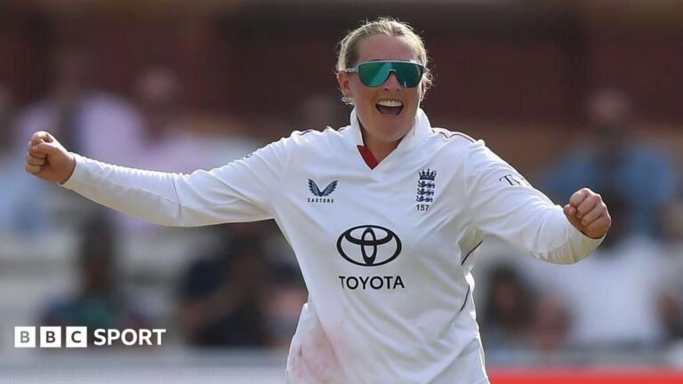 Sophie Ecclestone mencetak rekor di Uji Coba wanita pertama di Lord's